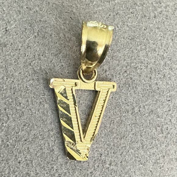 10k Solid Gold Diamond Cut Initial Letter V Pendant ~ NEW - Picture 1 of 6